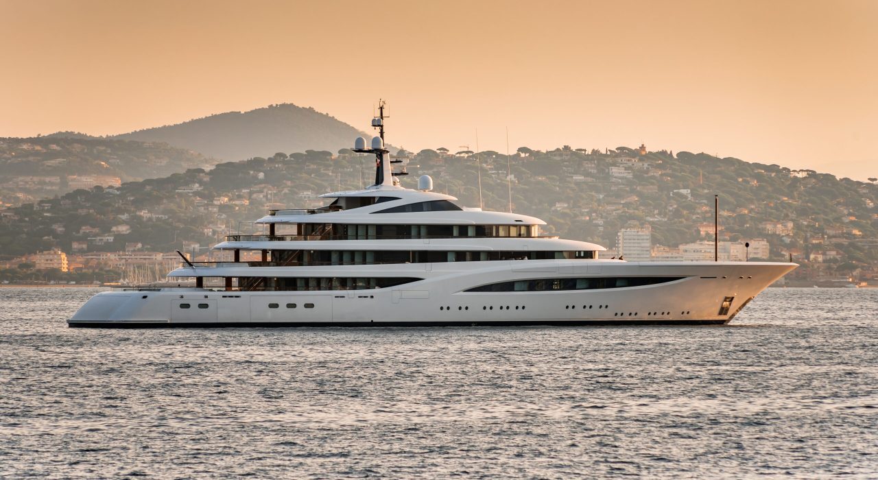 Luxury,Super,Yacht,Anchored,In,The,Gulf,Of,Saint-tropez,,South